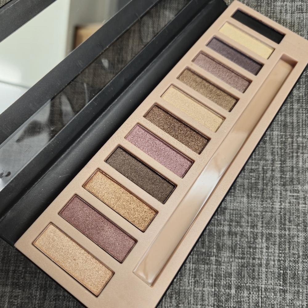 NEW Nakeds 12 Color Eyeshadow Palette